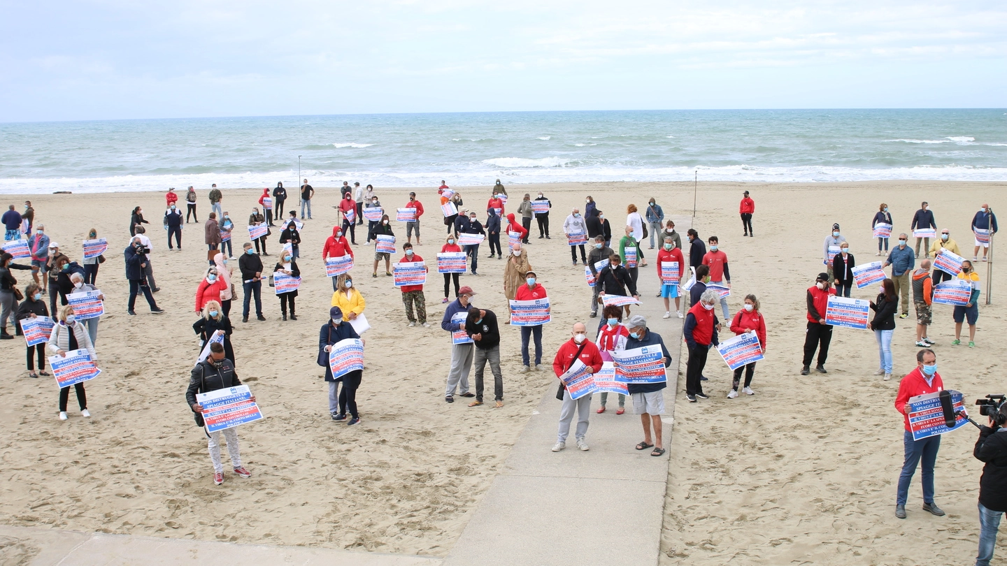 La protesta dei balneari sul litorale pisano nella mattina di venerdì (Valtriani)