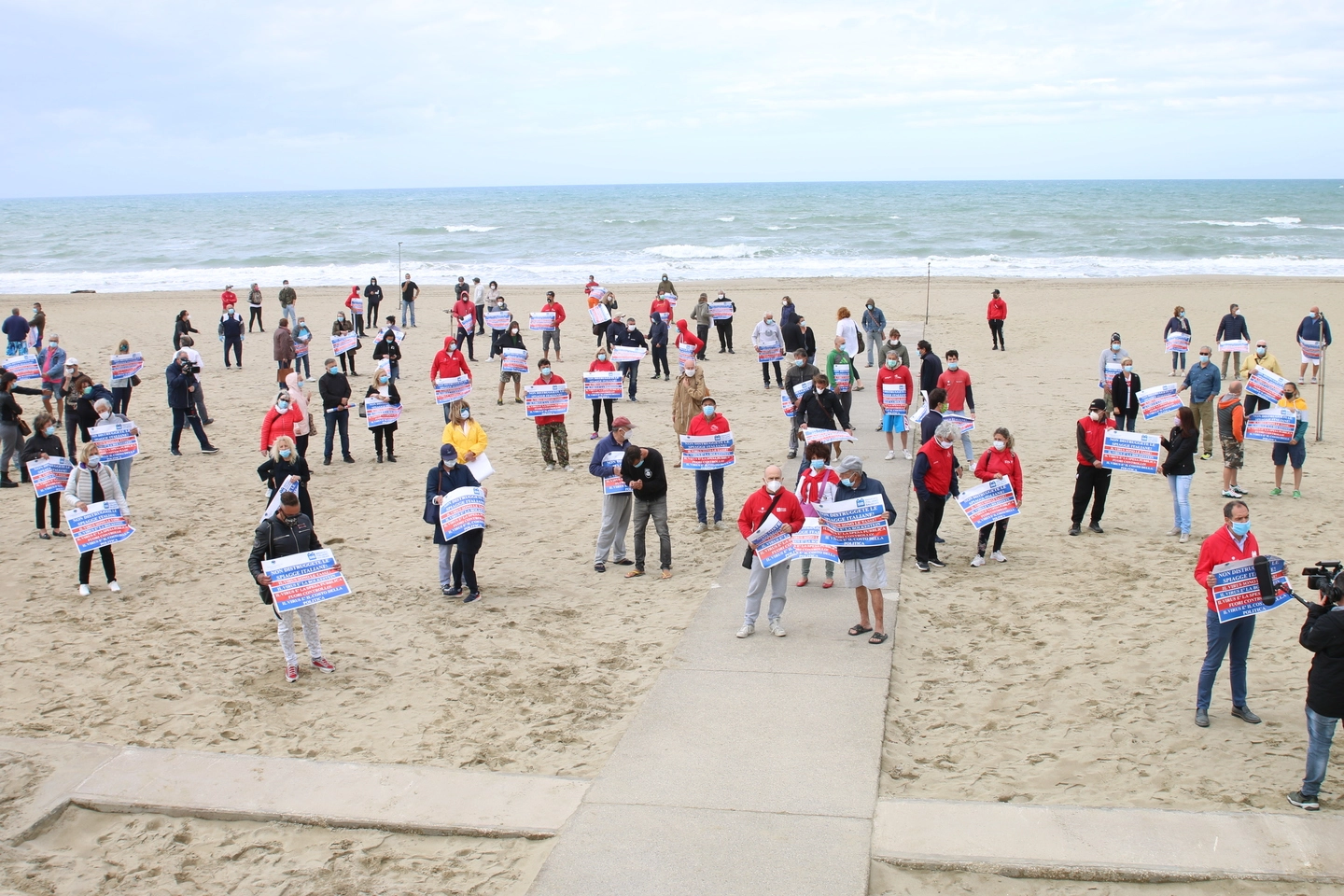 La protesta dei balneari sul litorale pisano nella mattina di venerdì (Valtriani)