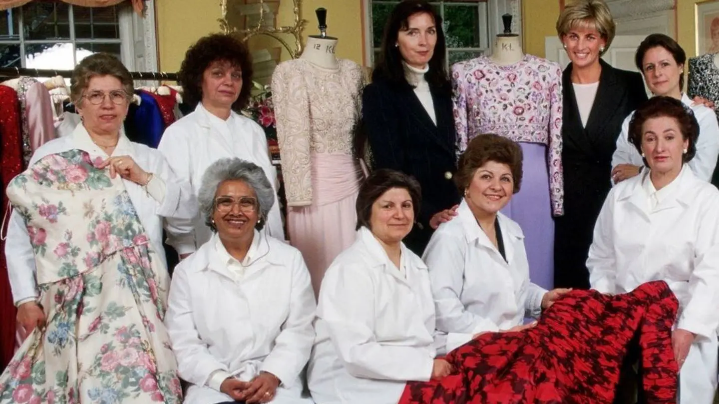 Edda Santini, la prima a sinistra con l’abito in mano, lo staff dell’atelier e Lady D