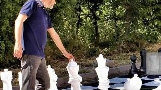 Domani, dalle 10, si svolgeranno incontri gratuiti di "introduzione al gioco degli scacchi" utilizzando la scacchiera gigante inaugurata al Cas Colle del Pionta. Aperti a tutti, sono l'occasione per avvicinarsi al mondo degli scacchi.