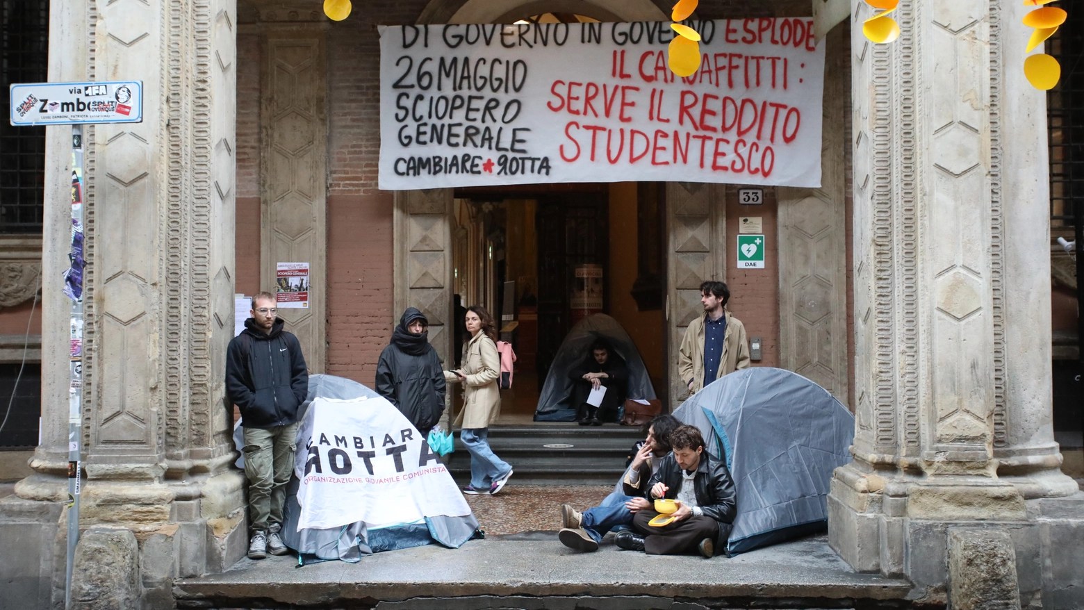 Le tende piantate dagli studenti davanti al rettorato di Bologna