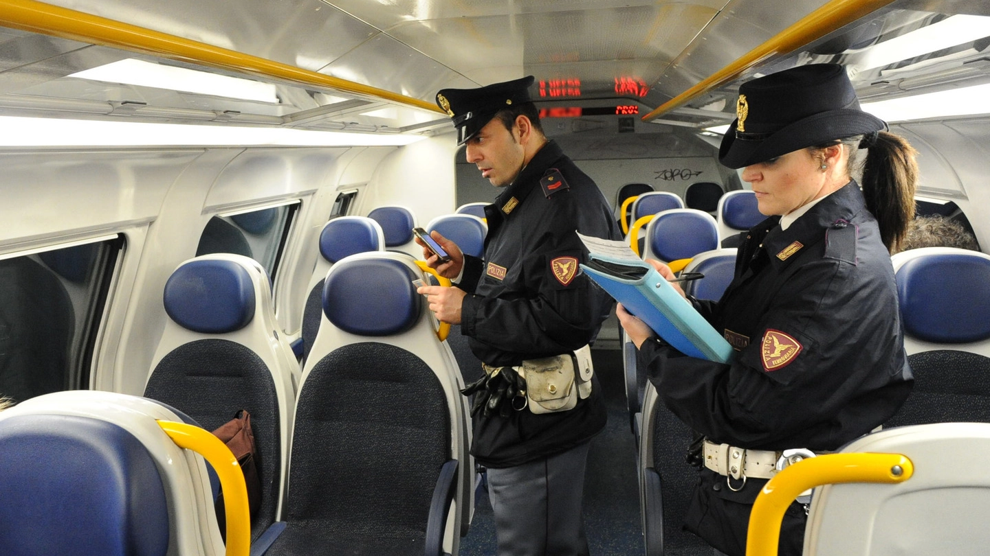 Agenti della Polfer di servizio su un treno
