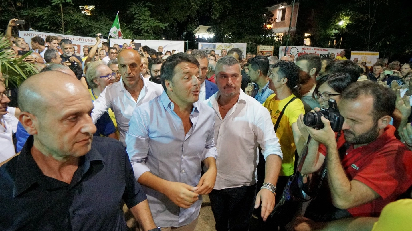 Renzi durante il suo tour di venerdì 4 agosto (Acerboni / FotoCastellani)