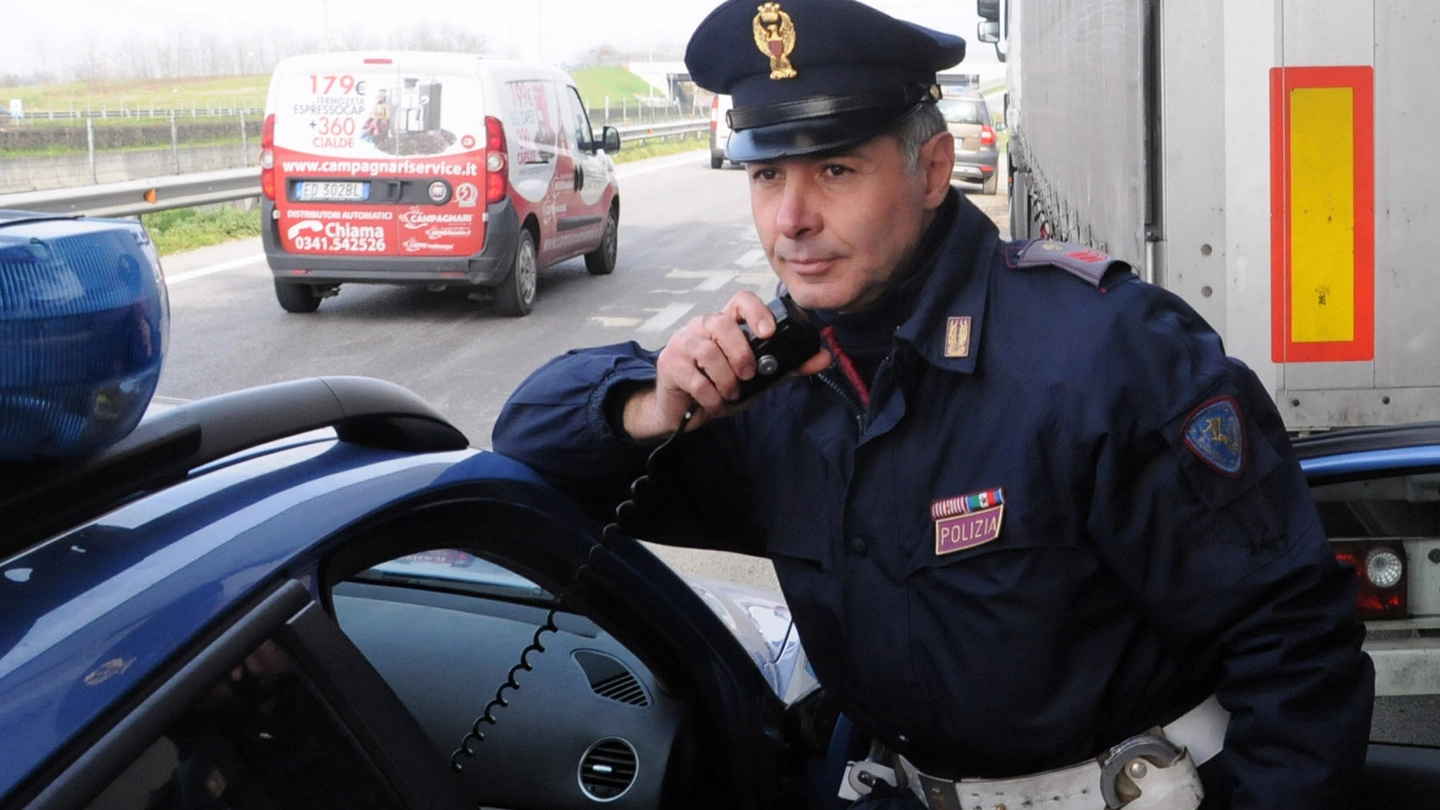 Un poliziotto della stradale (foto di repertorio)