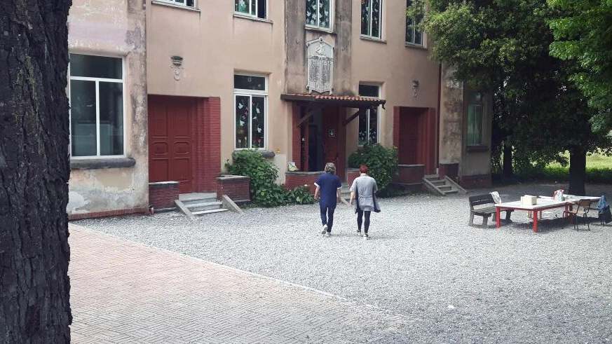 La scuola elementare e materna di San Lazzaro. A lato, la preside, Clementina Pettillo