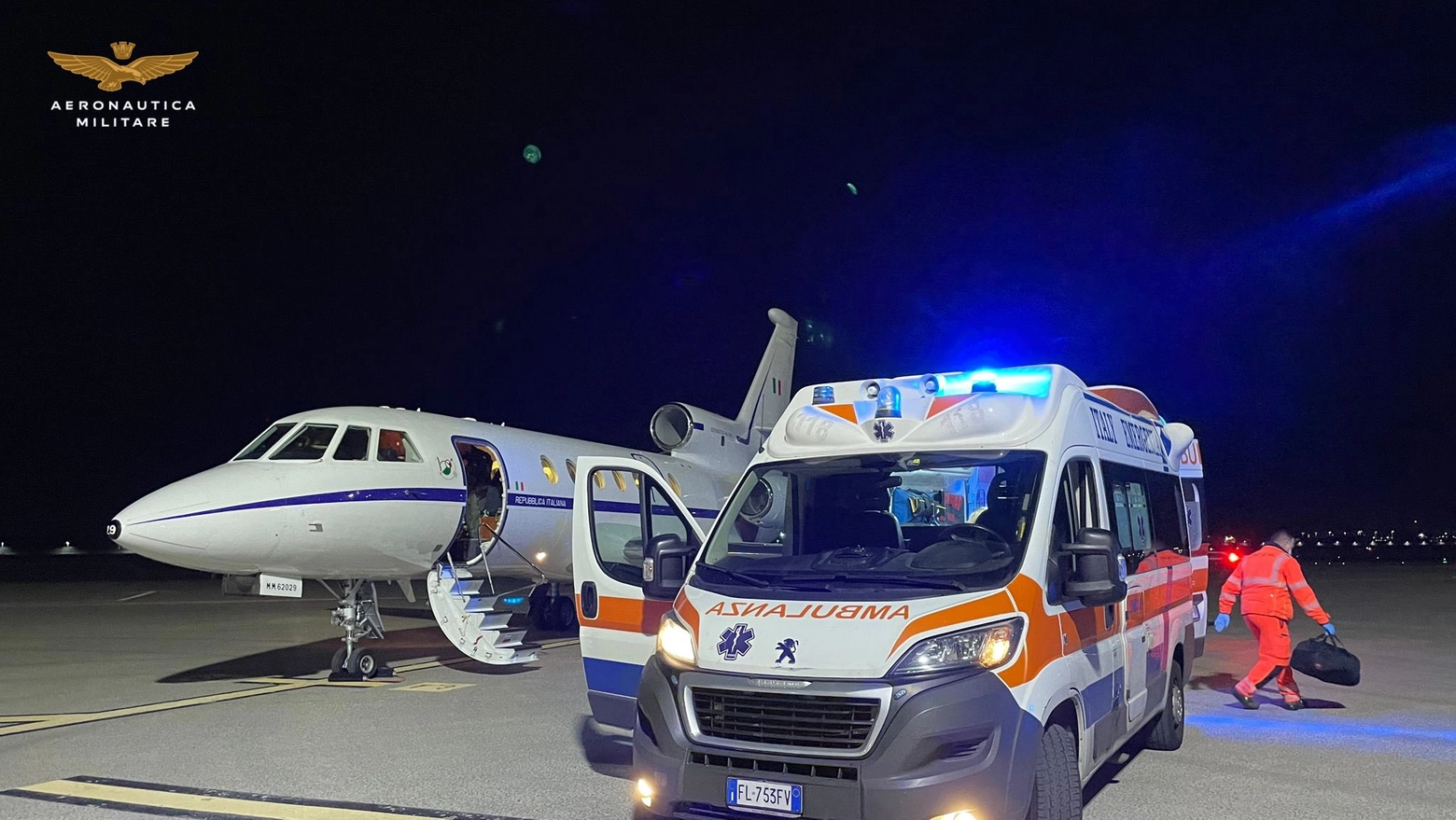 L'ambulanza e l'aereo per il trasporto d'urgenza