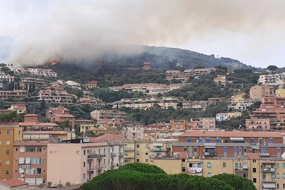 L'incendio a Porto Santo Stefano