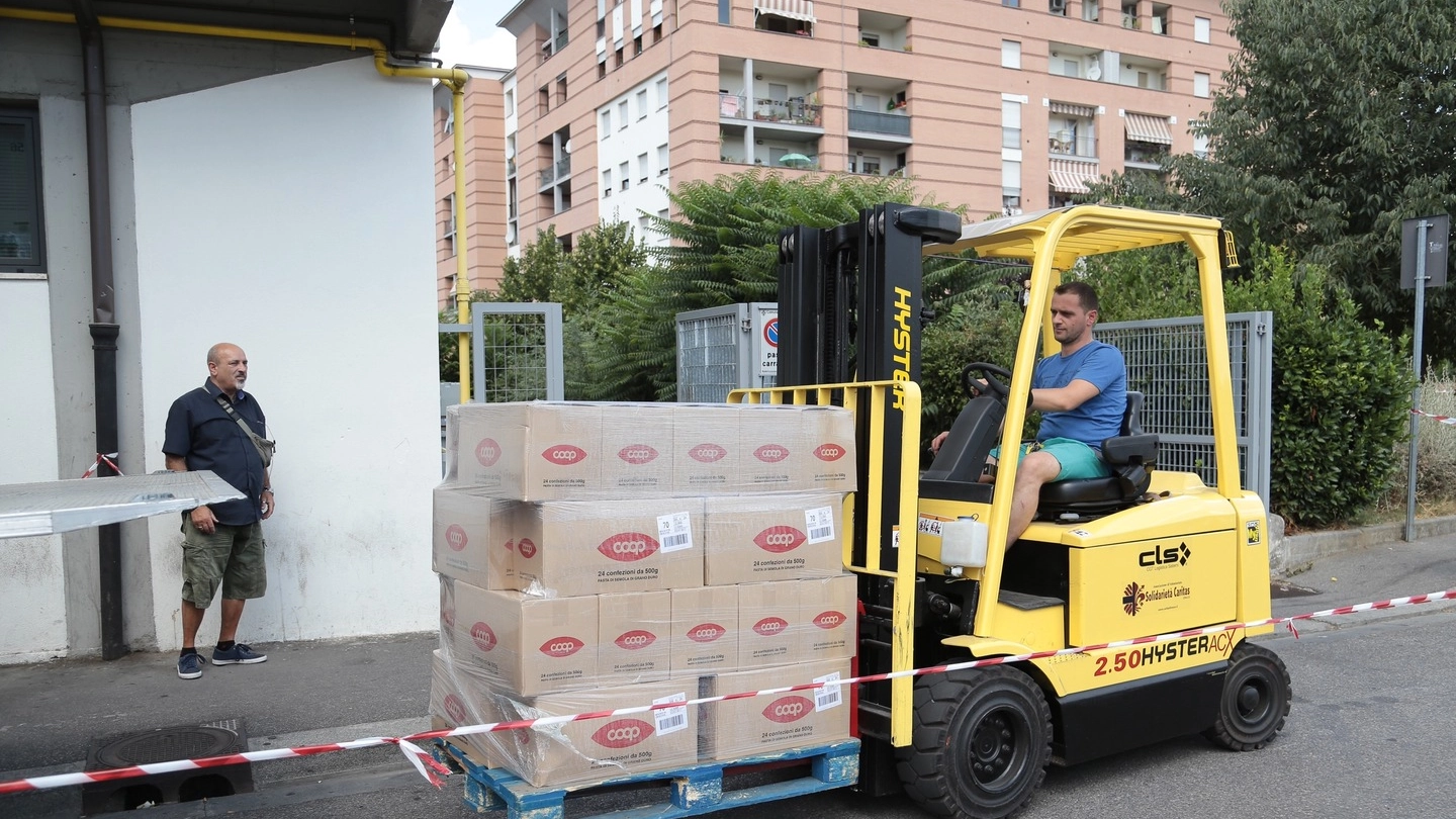 La donazione Unicoop Firenze (foto Giuseppe Cabras/New Pressphoto)