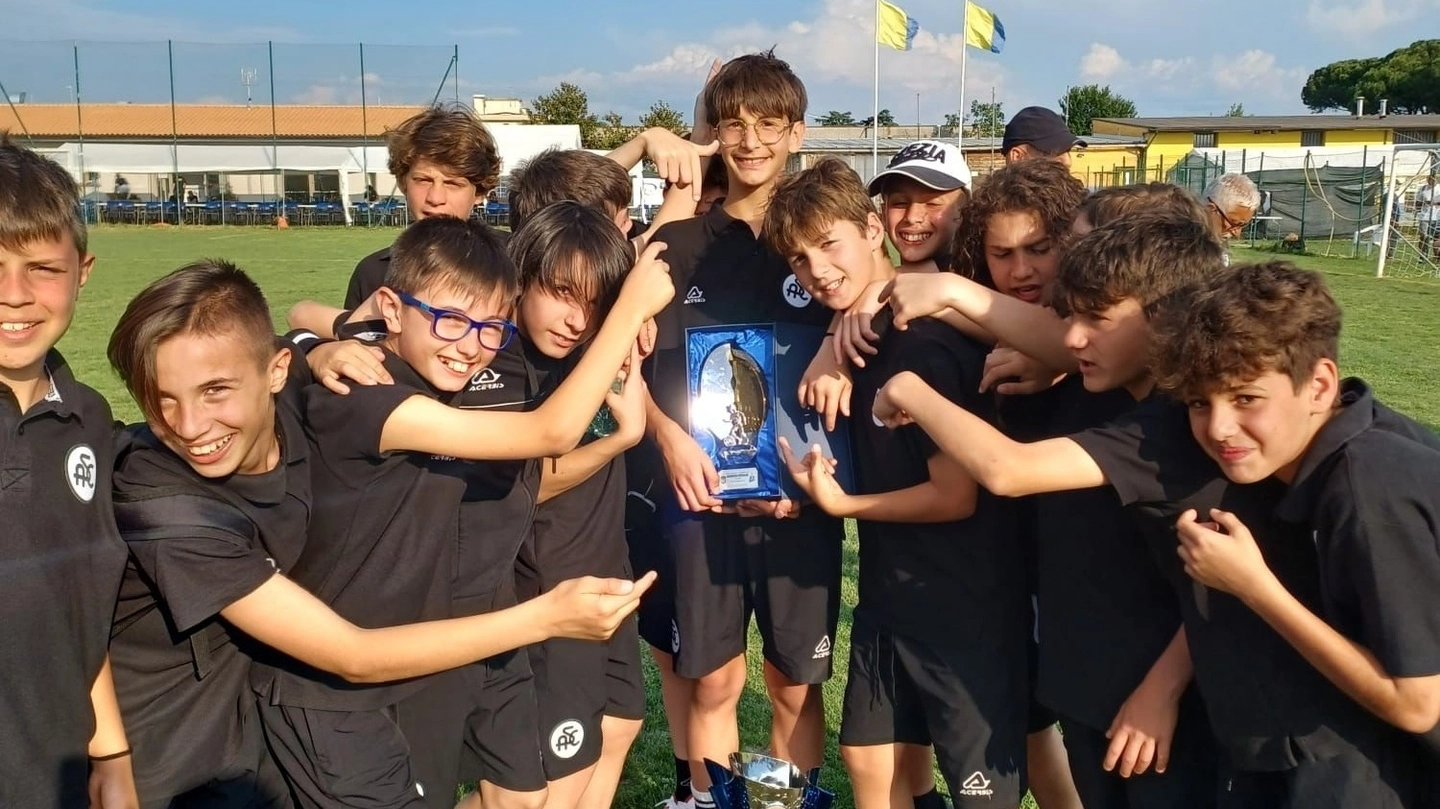 La squadra 2011 dello Spezia con la coppa vinta al torneo di Prato