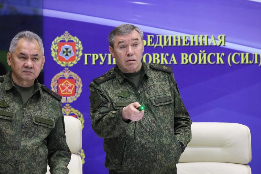 Sergei Shoigu con Valery Gerasimov  (Ansa)