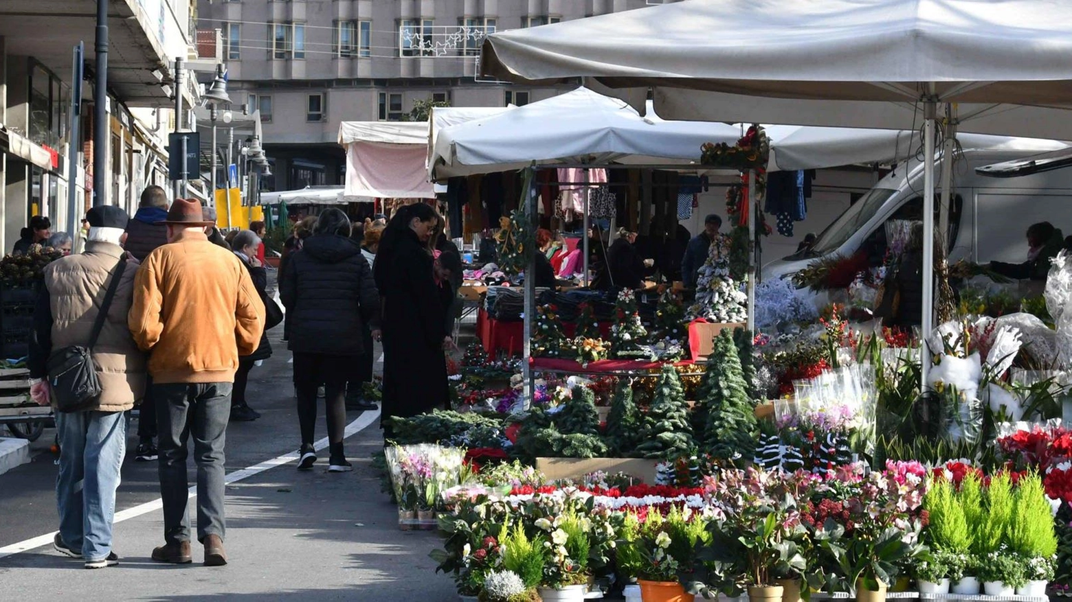 Mercato, trasferimento in viale Roma. Comune e ambulanti a confronto Mercato, trasferimento in viale Roma. Comune e ambulanti a confronto