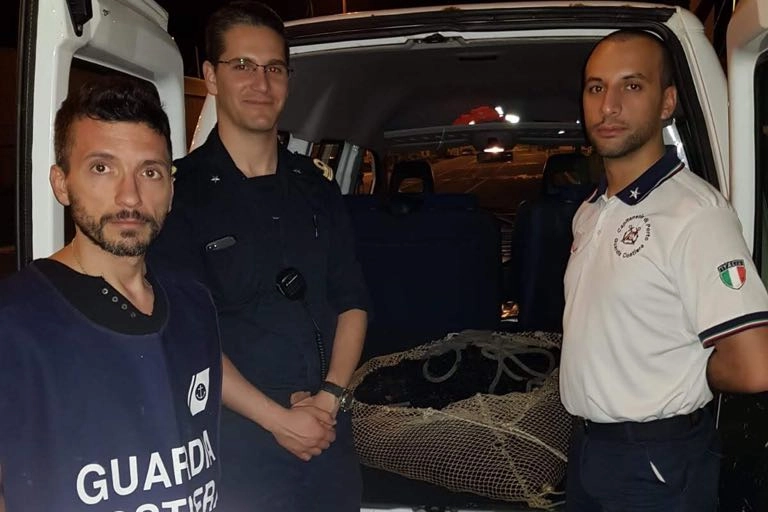 La guardia costiera con il carico di ricci di mare