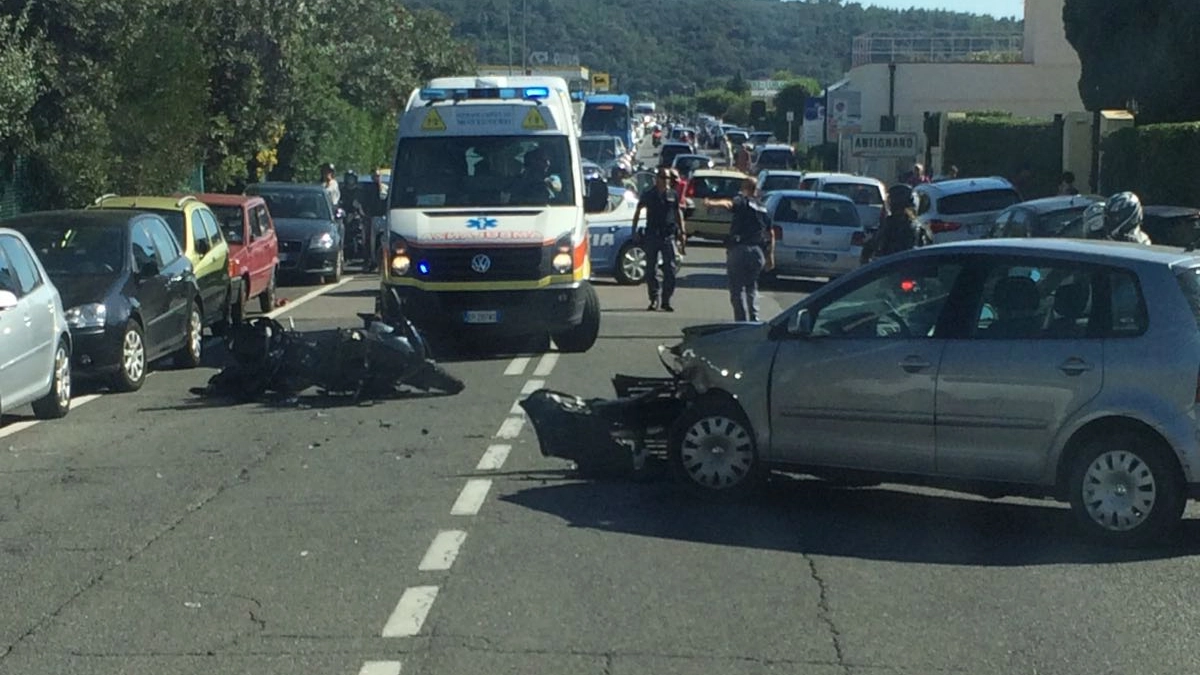 Livorno, incidente tra un'auto e una moto sul lungomare