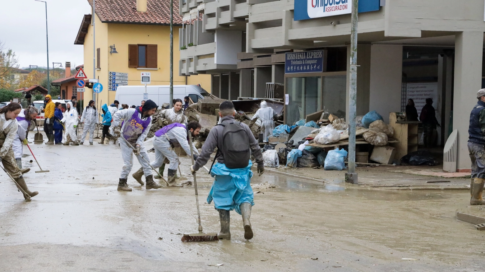 Una strada di Campi Bisenzio invasa dal fango (Fotocronache Germogli)