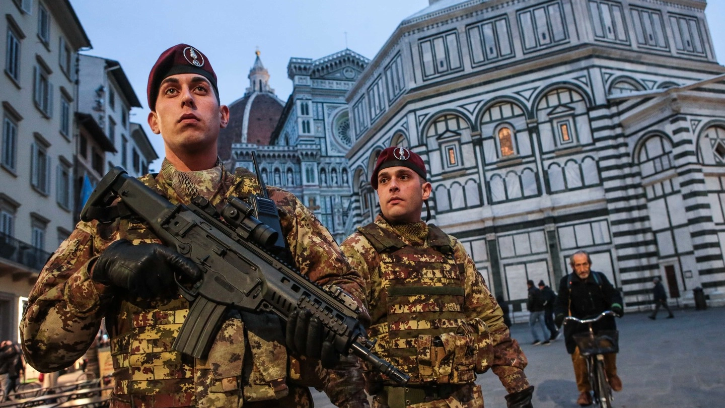 Due militari in piazza del Duomo presenti come rinforzo alle forze dell’ordine cittadine