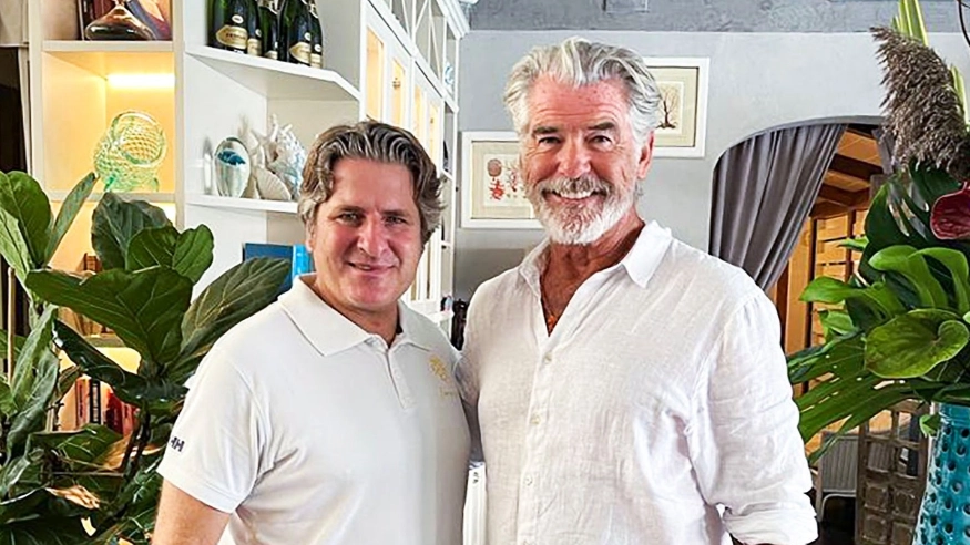 Pierce Brosnan nella foto con il proprietario del ristorante Franco Mare Pierce Brosnan nella foto con il proprietario del ristorante Franco Mare