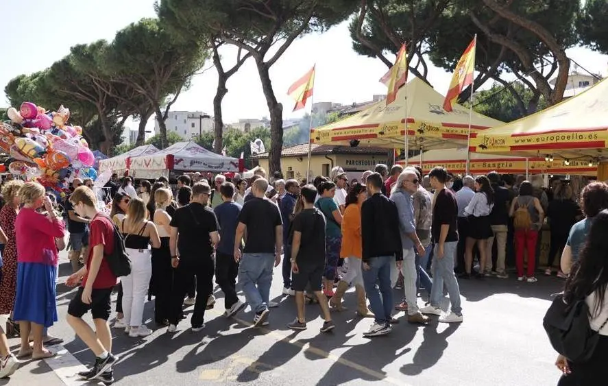 Il segreto di un evento che non dorme mai. Banchi trasformati in ristoranti a cielo aperto