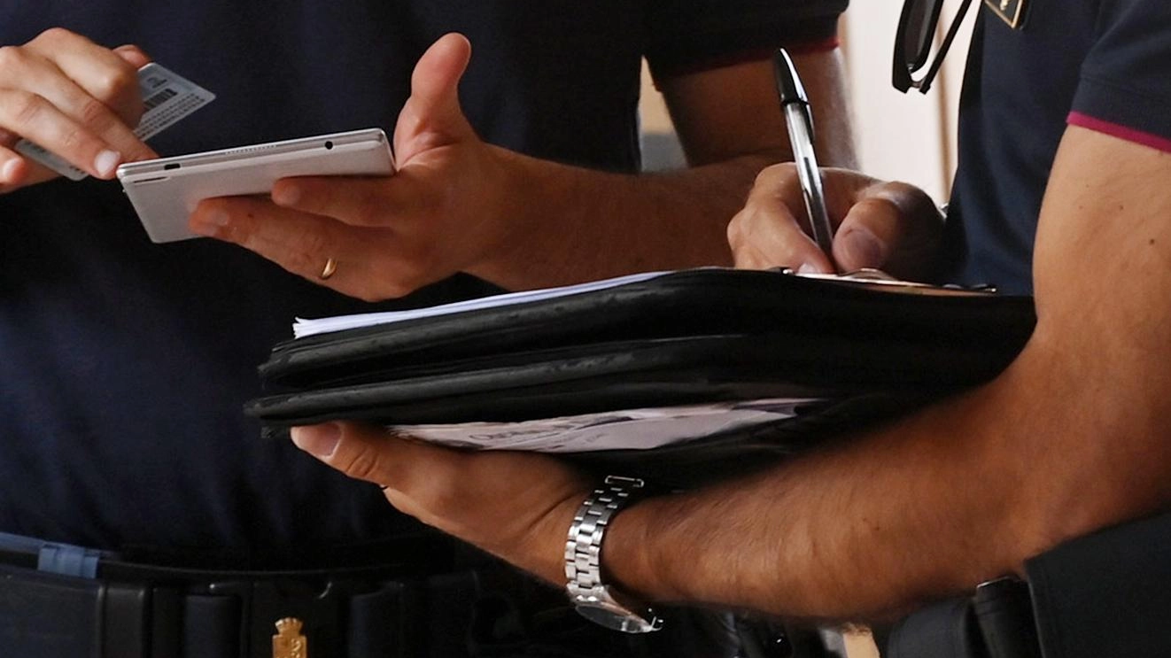 Si chiude in casa con un fucile: "Adesso faccio una strage". La polizia riesce ad arrestarlo Si chiude in casa con un fucile: "Adesso faccio una strage". La polizia riesce ad arrestarlo
