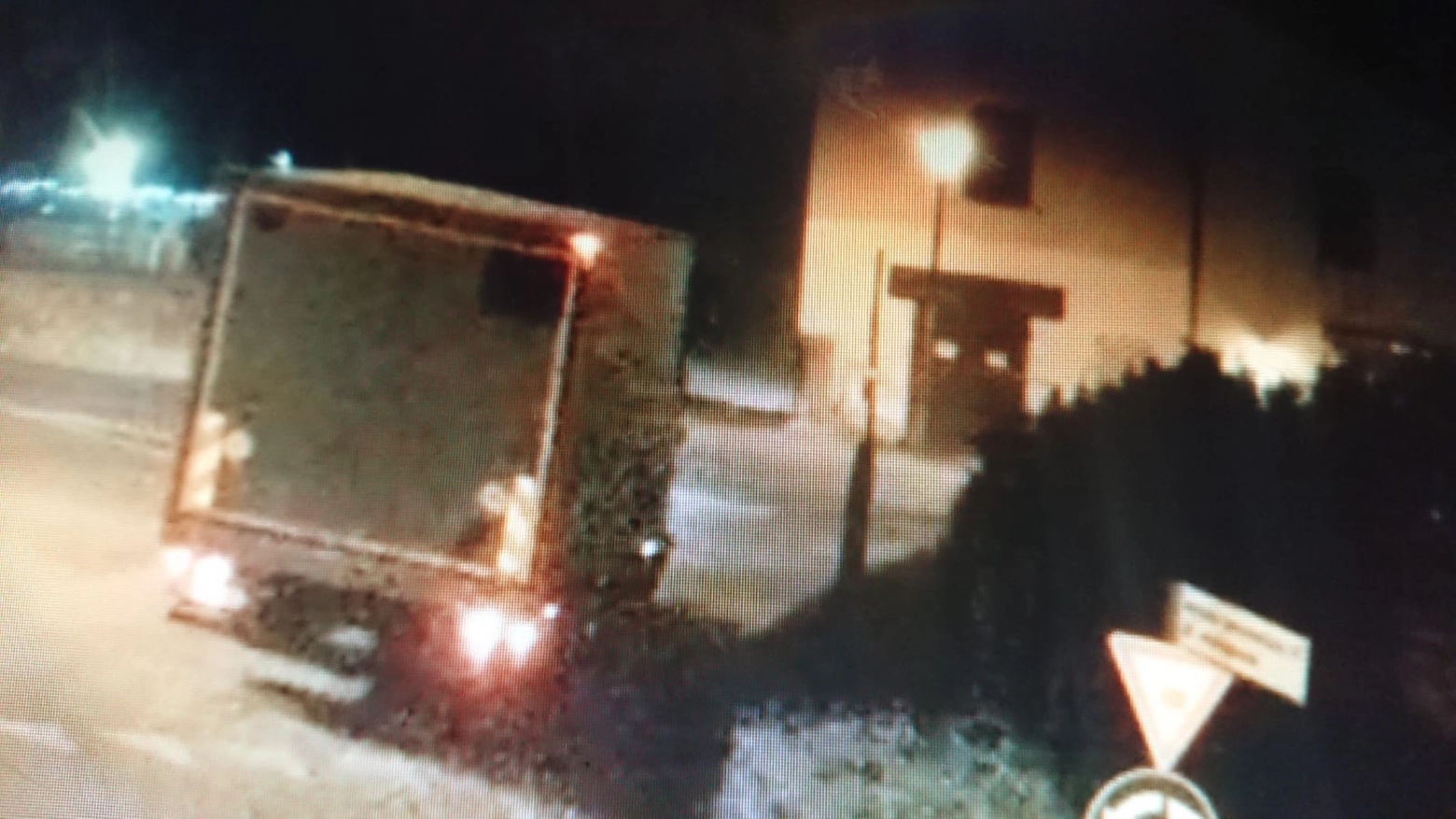 L'immagine delle telecamere che mostra il furgone senza specchietto