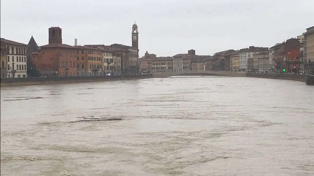 Pisa, l'Arno ha superato il primo livello di guardia