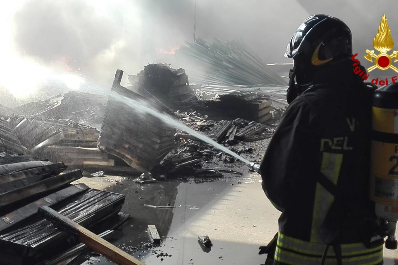 Le fasi di spegnimento dell'incendio di Pietrasanta