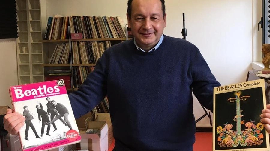 Michele Manzotti con due preziosi vinili della sua collezione infinita di dischi