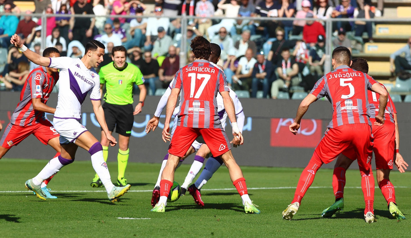 Fiorentina's Rolando Mandragora scores the goal 0-1  during the Italian Serie A soccer match US Cremonese vs ACF Fiorentina at Giovanni Zini stadium in Cremona, Italy, 12 March 2023.ANSA/FILIPPO VENEZIA