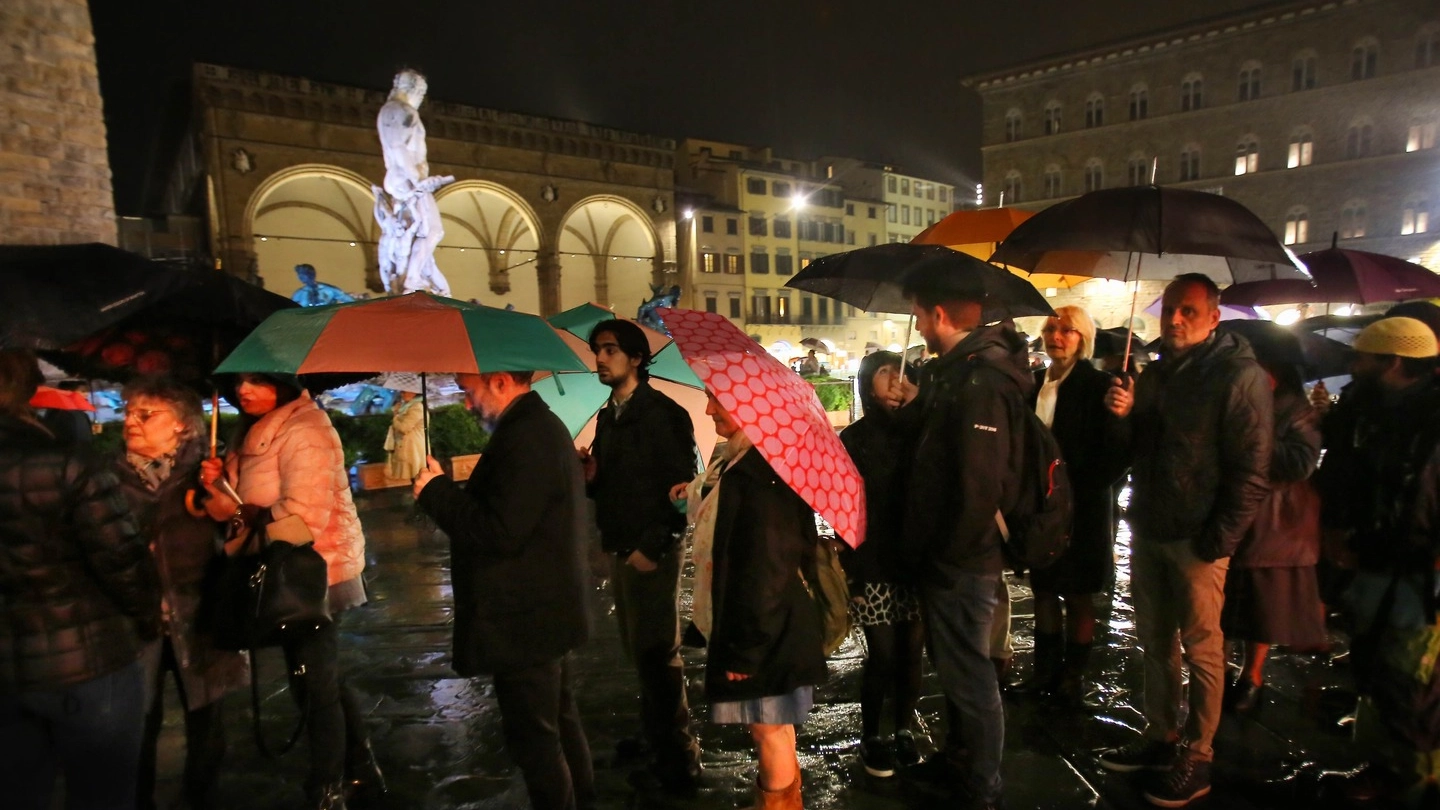 In coda sotto la pioggia per il concerto in Palazzo Vecchio (New Press Photo)