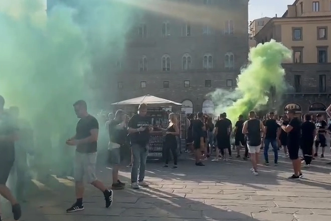 I tifosi del Ferencvaros in piazza della Signoria