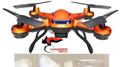 Il drone utilizzato dagli spacciatori per segnalarsi ai clienti e la droga sequestrata