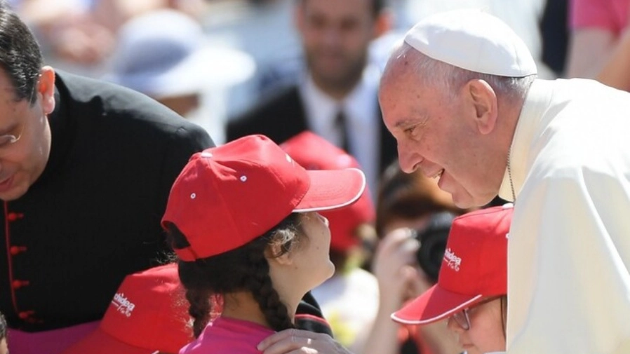 Papa Francesco incontra i bambini (foto Ansa)  