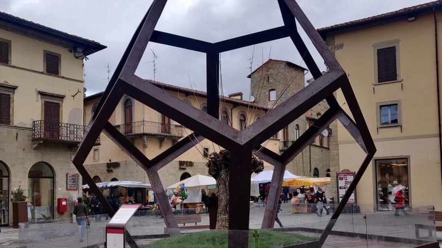 Il dodecaedro è posizionato in piazza Torre di Berta dalla fine di marzo