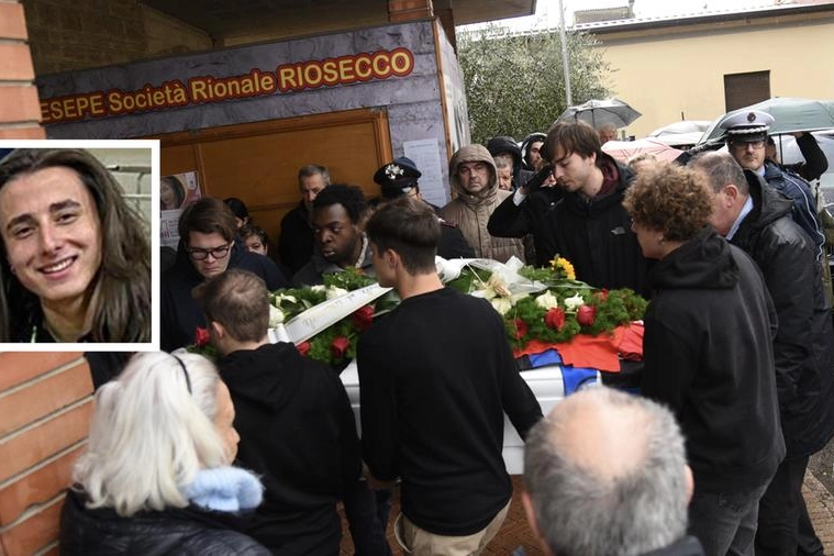 La bara di Nico Dolfi entra nella chiesa di Riosecco (Foto Crocchioni)