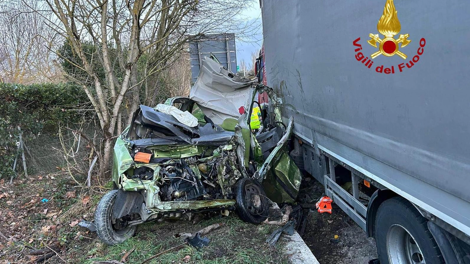 Tragedia stradale sul raccordo Muore a vent’anni nello schianto Tragedia stradale sul raccordo Muore a vent’anni nello schianto
