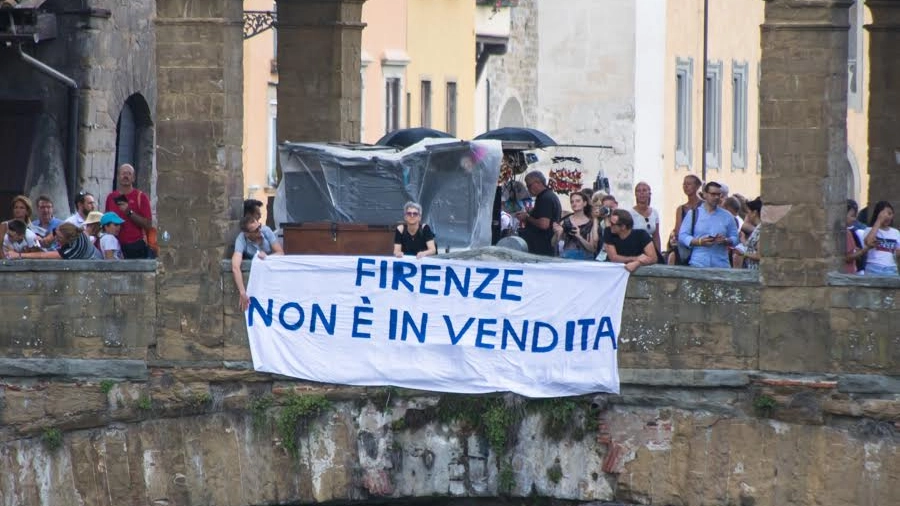 Striscione sul ponte vecchio