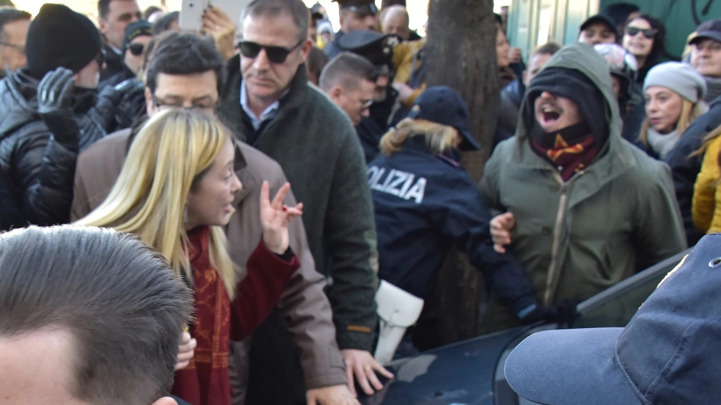 Il confronto tra Giorgia Meloni e un manifestante (Foto Novi)