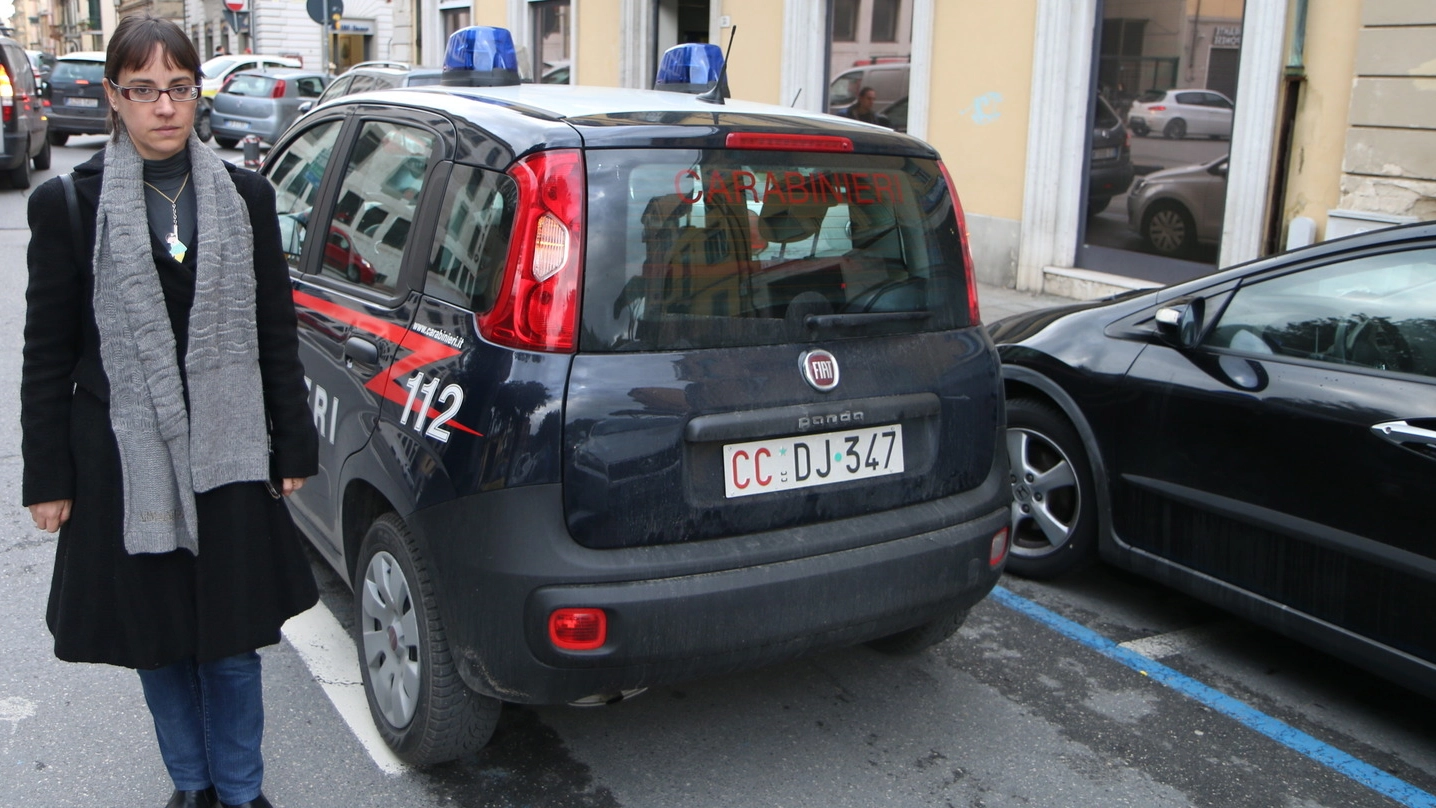 L’auto dei carabinieri davanti alla Banca Etruria
