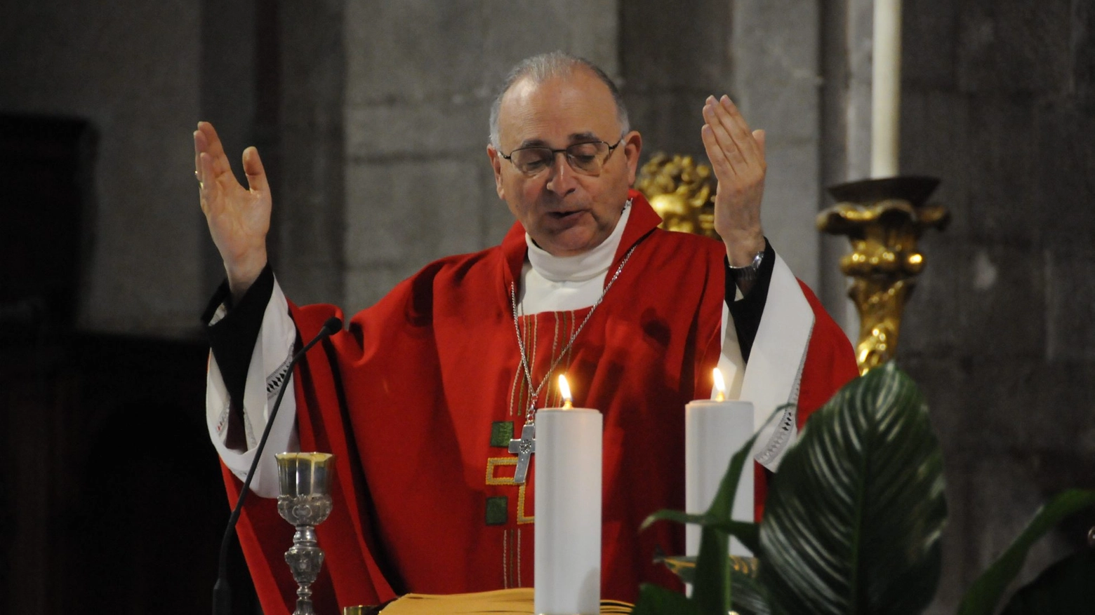 Il vescovo Castellani (foto Alcide)
