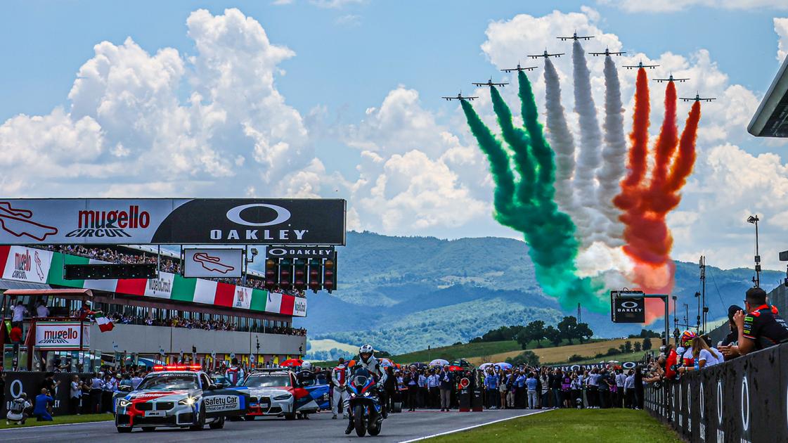 Frecce Tricolori al Mugello, lo spettacolo incanta la MotoGp