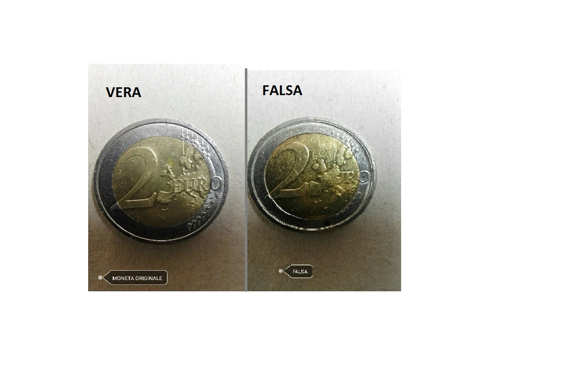 Il confronto fra le monete da 2 euro, a destra quella falsa