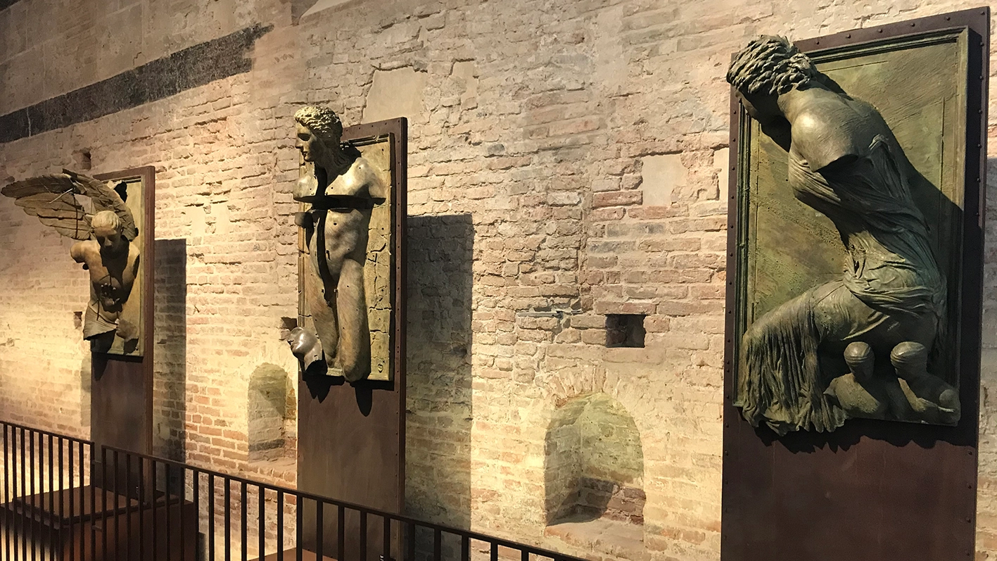 I visitatori possono ammirare tre pannelli in bronzo
