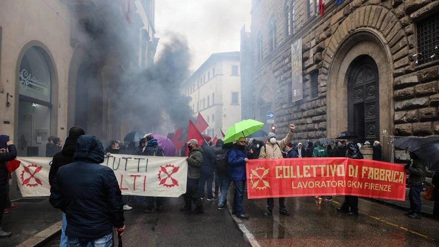Firenze. Presidio dipendenti GKN davanti alla Prefettura (Giuseppe Cabras/New Press Photo)