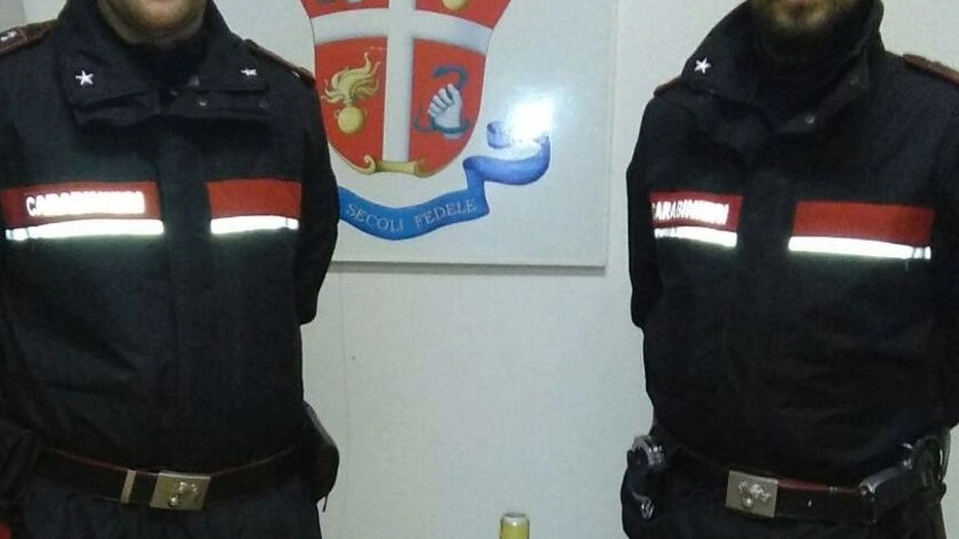 Soldi, attrezzature e droga sequestrati dai carabinieri nella casa di via Gori