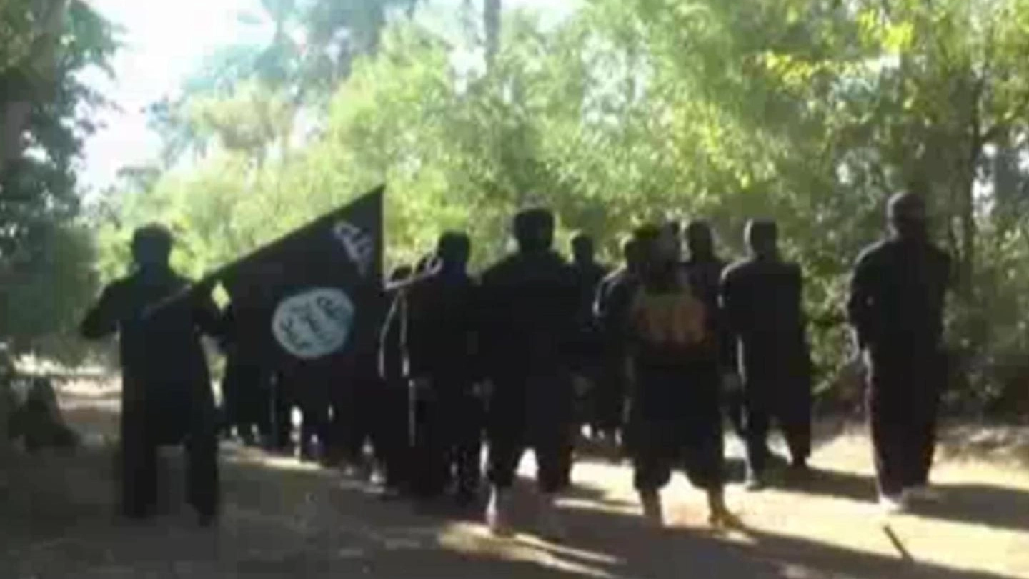 Combattenti dell’Isis in una immagine d’archivio fornita dalla polizia di stato