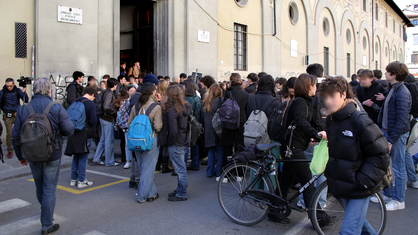 Studenti fuori dal liceo Michelangiolo di via della Colonna