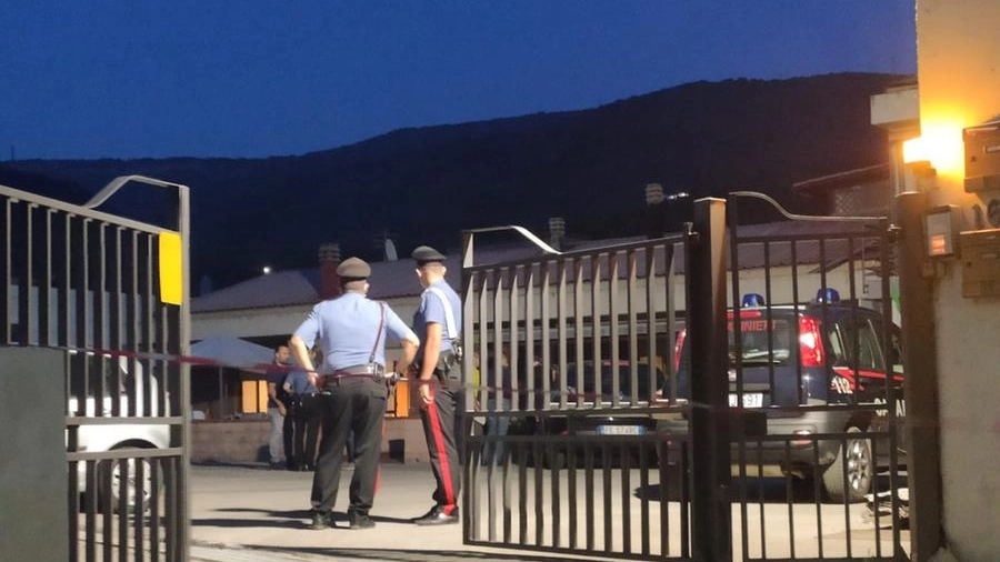 I carabinieri al cancello della palazzina 