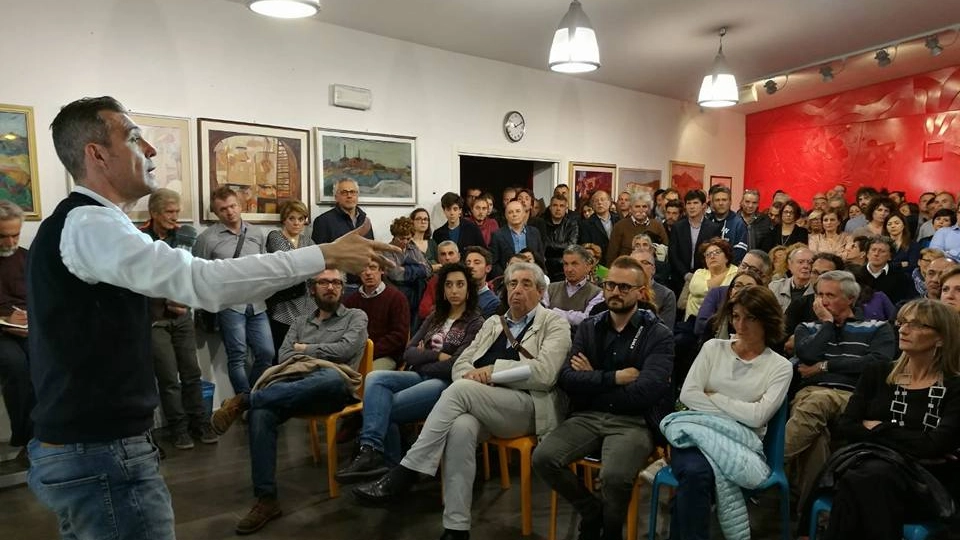 Elezioni, tanta gente al circolo delle Fornaci per il docente universitario: "Ora basta, bisogna cambiare"