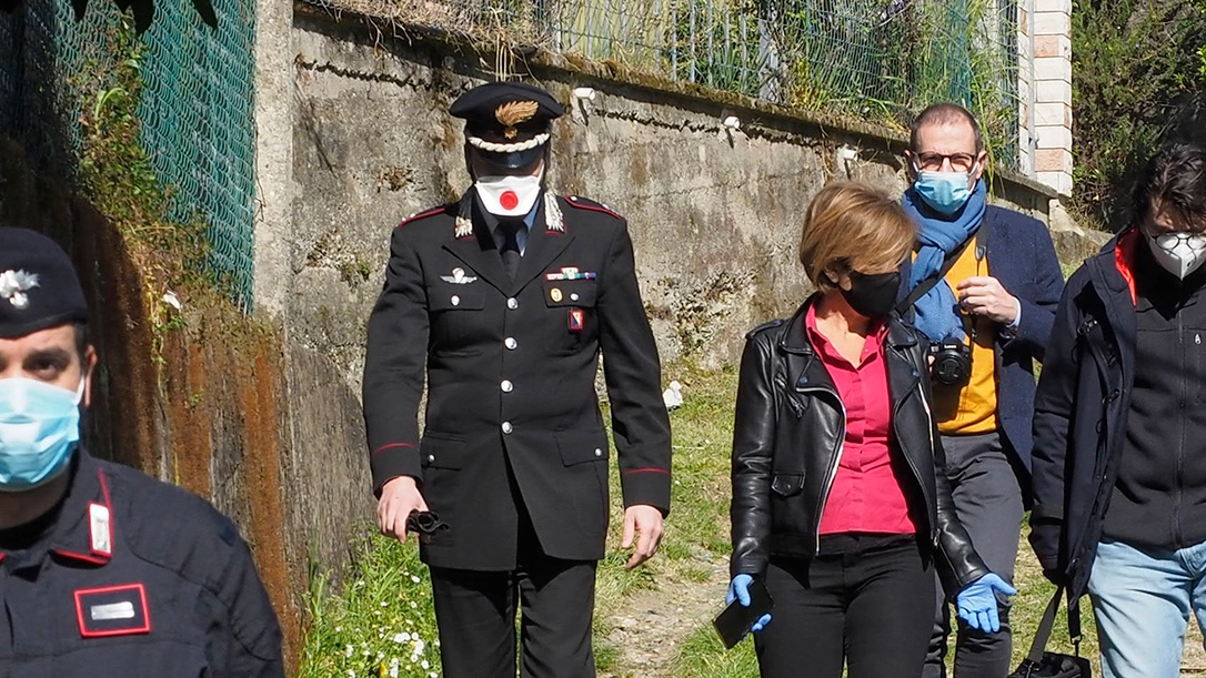 Il pm Alessandra Conforti durante il sopralluogo assieme a carabinieri e vigili del fuoco
