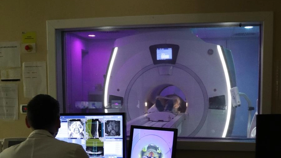 Tecnico radiologo all’opera su una risonanza magnetica (foto di repertorio)