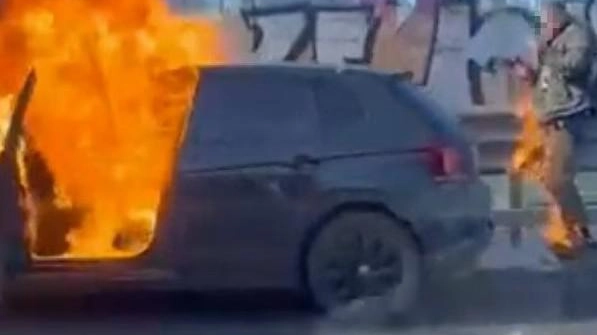 Deriso mentre bruciava Sandrelli dai mancati aiuti agli sfottò oltre il video Deriso mentre bruciava Sandrelli dai mancati aiuti agli sfottò oltre il video
